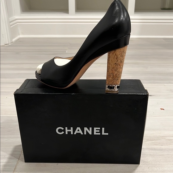 CHANEL Black and Tan Heels Classic Design - Picture 1 of 4